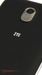 Ein bisschen herausragend ist noch die 5-Megapixel-Kamera, die ordentliche Fotos macht.