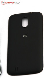 Wie fast alles am Äußeren des Smartphones besteht er aus Polycarbonat.