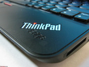 Innen: ThinkPad Logo mit beleuchtetem "i"; zeigt, dass das System eingeschaltet ist