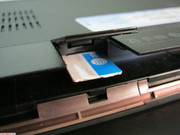 Der SIM Kartenslot kann nur nach Entfernen des Akkus erreicht werden.