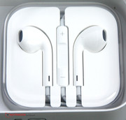 Die EarPods könnten etwas besser abschirmen, klingen ansonsten aber gut.