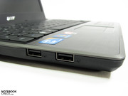 ...liegen aber für breite USB-Sticks vorbildlich weit genug auseinander