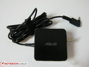 Durch den sehr kleinen Strom-Adapter kann das Asus Zenbook noch einfacher transportiert werden.