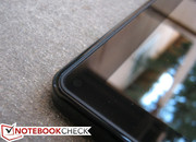 An der oberen linken kannte ist kaum sichtbar ein Lichtsensor untergebracht.