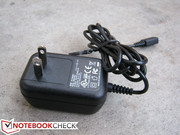 Das Strom-auf-micro-USB-Ladegerät ist das einzige mitgelieferte Zubehör.