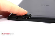 Der micro-SD-Slot versteckt sich hinter einer Klappe an der Oberseite.