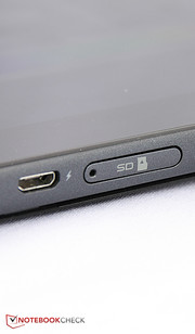 Etwas unpraktisch: Den SD-Slot kann man nur mit Werkzeug öffnen. Praktisch: Das Tablet lässt sich per USB-Kabel laden.
