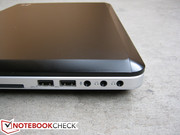 Es gibt zwei 3.5-mm-Kopfhörerbuchsen.