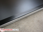 Ein kleiner Knopf an der Vorderkante hilft, das Notebook zu öffnen.