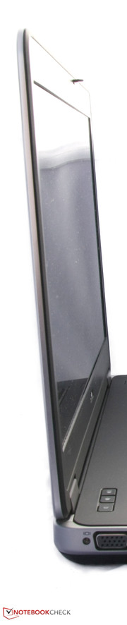 Der schlanke Bildschirm mit Alu-Rückseite ist doch recht leicht zu verwinden.