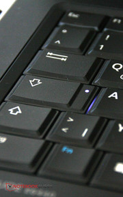 Die Status-LED für die Feststelltaste findet sich direkt dort.