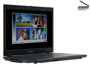 Wermutstropfen: Das LCD spiegelt für ein Office-Notebook sehr stark.