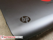 Das glänzende und bescheidene HP Logo steht im Kontrast zum matten Notebook