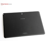 Die Rückseite des soliden Gehäuses ist komplett mit Kunstleder überzogen.