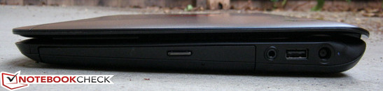 Rechte Seite: DVD Laufwerk, 3.5 mm Kombi-Audiobuchse, 1x USB 2.0, Stromanschluss