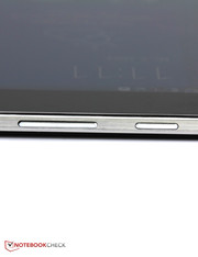 Lautstärkeregler und Standby-Button finden sich im Quermodus am oberen Rand.