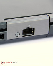 Auch einen LAN-Anschluss gibt es natürlich.