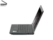 Beim Esprimo Mobile M9400 stört kein Verriegelungshaken die Silhouette. Der stabile Deckel wird durch die straff zupackenden Scharniere in Schach gehalten.