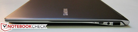 rechte Seite: 4-in-1-Kartenleser, mini-VGA, 3.5-mm-Kombi-Kopfhörerbuchse, USB 2.0