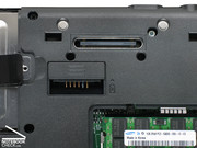 An der Geräteunterseite integriert das Esprimo M9400 einen Port für den optionalen Reiseakku und einen Anschluss für einen externen Portreplikator.