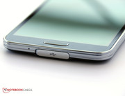 Die Silhouette ist im Vergleich zum Galaxy S4 wieder minimal dicker geworden, auch das Gewicht ist leicht gestiegen.