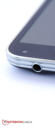 Eine LED oberhalb des Screens gibt zusätzlich zum Bildschirm Hinweise auf neue Nachrichten oder den Ladezustand.