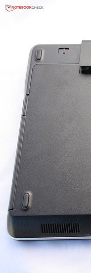 Die Rückseite ist aus pulverbeschichtetem Metall.