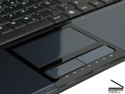 Der Eindruck täuscht: Die Touchpad-Tasten sitzen vergleichsweise locker auf den Schaltern, das laute Geräusch beim Betätigen ist auf Dauer unangenehm.