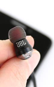 Ein Headset von JBL legt Alcatel bei. Dieses klingt etwas besser als andere Standard-Headsets.