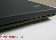 Eine kleine Kerbe erleichtert das Öffnen des Notebooks