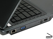 ...Gigabit-LAN, VGA und S-Video sind hingegen etwas ungünstiger an der linken Seite platziert.