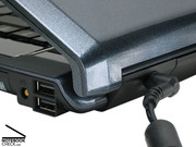 Beim Vorseriengerät des C8510-Modells ist der Netzanschluss wie bei der C6500-Serie an der Rückseite angeordnet.