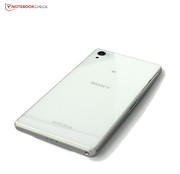 Die Rückseite ist wieder aus Mineralglas. Das sieht sehr edel aus.