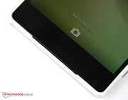 Die Lautsprecher zeigen jetzt nach vorne. Dafür wurde zwei horizontale Kerben im Gehäuse geschaffen.