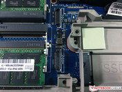 Anschlüsse für die beiden 2,5-Zoll-Steckplätze (Kabel im Lieferumfang)