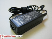 Der Adapter ist ziemlich klein (8.5cm x 3.5cm x 2.5 cm) und liefert 20V Spannung