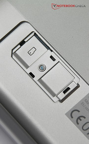 An der Rückseite findet sich eine Klappe, hinter der sich microSD-Karten einsetzen lassen.