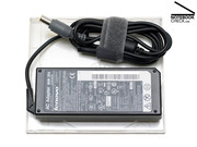 Saubere Sache: Das Netzteil inklusive Klettband ist von den ThinkPads abgeguckt.