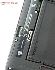 Immerhin gibt es weiterhin den micro-SD-Slot.