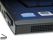 Der Plastikeinsatz für den ExpressCard/54-Slot ragt etwas aus dem Einschub.