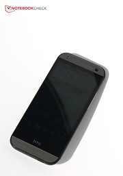 HTC probiert's diesmal mit einer kleineren Variante des HTC One M8. Dafür wurden einige Änderungen vorgenommen.