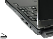 ...ragt aber hinten ein ganzes Stück aus dem Akkuschacht heraus und...