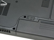 Der Standardakku schließt mit dem Batteriefach bündig ab. Der optionale 9-Zellen-Akku steht über.