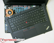 Vorsicht ist geboten beim Abnehmen der Tastatur, damit das Tastaturflachbandkabel nicht zerrissen wird.