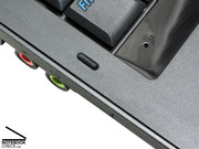 In der Glanzzierleiste unterhalb der Tastatur hat sich das Mikrofon versteckt.