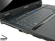 Bis auf den HDMI-Anschluss bietet das Samsung R700 wenig Anschlüsse.