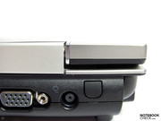 während das Scharnier zur Rechten nur einen etwas größeren Spalt aufweist...