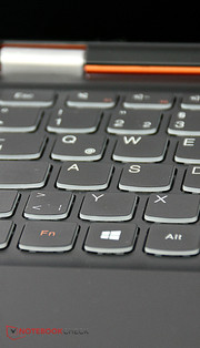 Die Tastatur ist beleuchtet und schick designt.