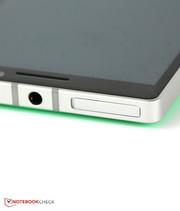 Hinter der Klappe kann die SIM-Karte eingelegt werden, das ist allerdings etwas fummelig.