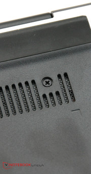 Nur zwei Schrauben muss man lösen, um das Innenleben zu erreichen.